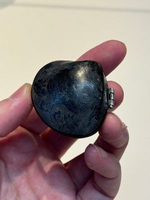 A small Chinese silver clam-shaped box with animals design, Tang/Song — photo 8