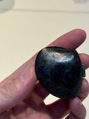 A small Chinese silver clam-shaped box with animals design, Tang/Song — photo 9