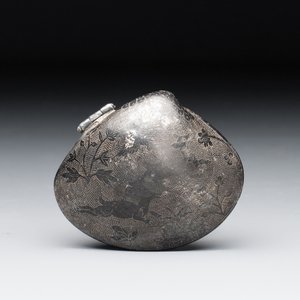 A small Chinese silver clam-shaped box with animals design, Tang/Song — photo 1