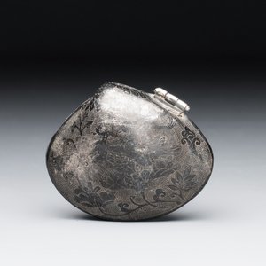 A small Chinese silver clam-shaped box with animals design, Tang/Song — photo 2