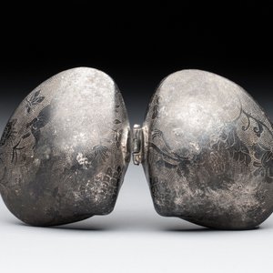 A small Chinese silver clam-shaped box with animals design, Tang/Song — photo 3