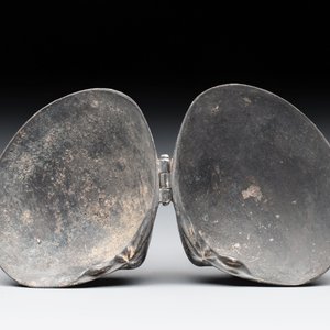 A small Chinese silver clam-shaped box with animals design, Tang/Song — photo 4