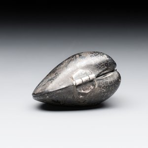 A small Chinese silver clam-shaped box with animals design, Tang/Song — photo 6