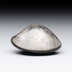 A small Chinese silver clam-shaped box with animals design, Tang/Song — photo 7