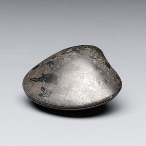 A small Chinese silver clam-shaped box with animals design, Tang/Song — photo 9