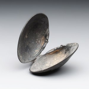 A small Chinese silver clam-shaped box with animals design, Tang/Song — photo 10