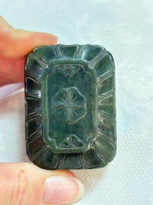 A small Chinese spinach-green jade covered box and two white jade pendants, 18/19th C. — photo 1