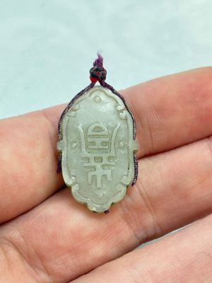 A small Chinese spinach-green jade covered box and two white jade pendants, 18/19th C. — photo 11