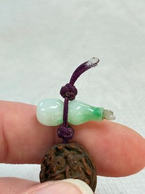 A small Chinese spinach-green jade covered box and two white jade pendants, 18/19th C. — photo 13