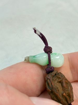 A small Chinese spinach-green jade covered box and two white jade pendants, 18/19th C. — photo 14