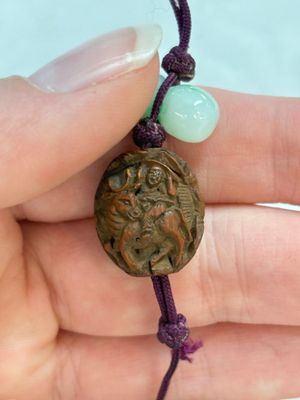 A small Chinese spinach-green jade covered box and two white jade pendants, 18/19th C. — photo 16