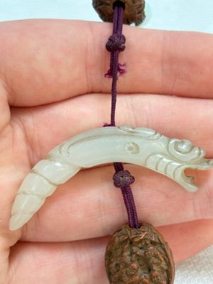 A small Chinese spinach-green jade covered box and two white jade pendants, 18/19th C. — photo 17