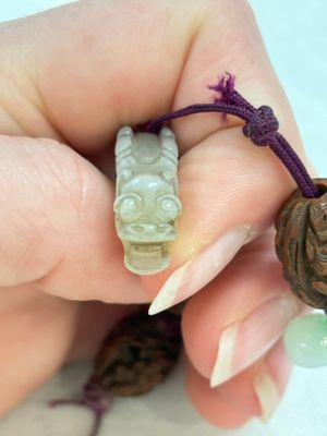 A small Chinese spinach-green jade covered box and two white jade pendants, 18/19th C. — photo 18