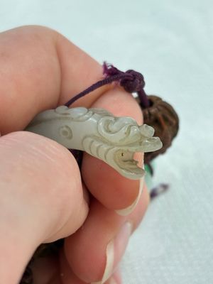 A small Chinese spinach-green jade covered box and two white jade pendants, 18/19th C. — photo 19
