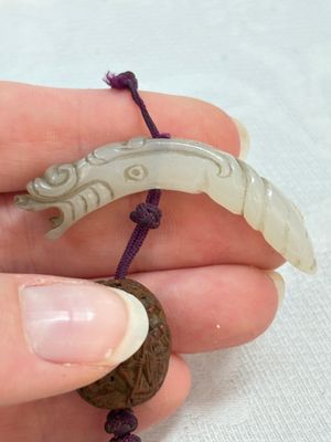 A small Chinese spinach-green jade covered box and two white jade pendants, 18/19th C. — photo 20