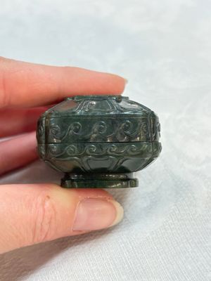 A small Chinese spinach-green jade covered box and two white jade pendants, 18/19th C. — photo 2