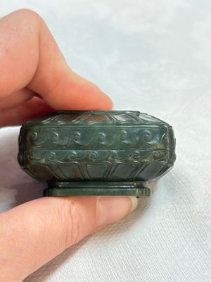 A small Chinese spinach-green jade covered box and two white jade pendants, 18/19th C. — photo 3