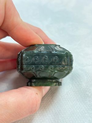 A small Chinese spinach-green jade covered box and two white jade pendants, 18/19th C. — photo 4