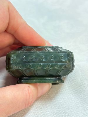 A small Chinese spinach-green jade covered box and two white jade pendants, 18/19th C. — photo 5