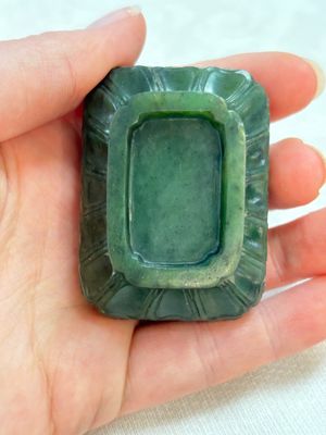 A small Chinese spinach-green jade covered box and two white jade pendants, 18/19th C. — photo 6