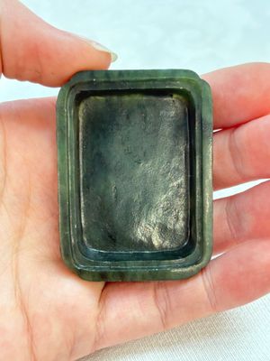A small Chinese spinach-green jade covered box and two white jade pendants, 18/19th C. — photo 7