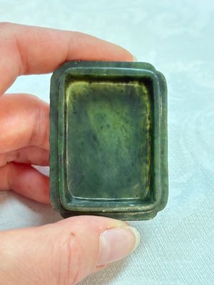 A small Chinese spinach-green jade covered box and two white jade pendants, 18/19th C. — photo 8