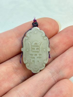A small Chinese spinach-green jade covered box and two white jade pendants, 18/19th C. — photo 9