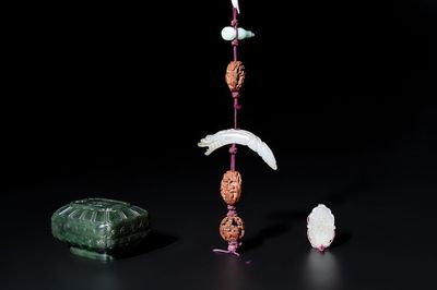 A small Chinese spinach-green jade covered box and two white jade pendants, 18/19th C.