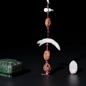 A small Chinese spinach-green jade covered box and two white jade pendants, 18/19th C. — photo 1