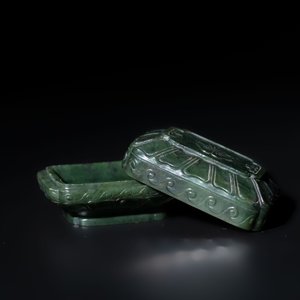 A small Chinese spinach-green jade covered box and two white jade pendants, 18/19th C. — photo 11