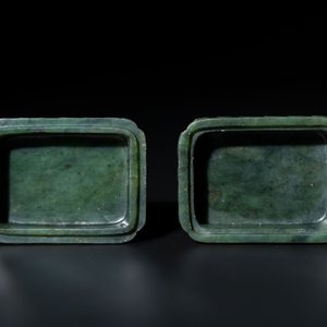A small Chinese spinach-green jade covered box and two white jade pendants, 18/19th C. — photo 12