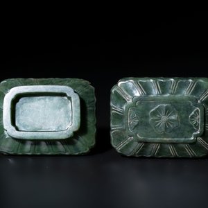 A small Chinese spinach-green jade covered box and two white jade pendants, 18/19th C. — photo 13
