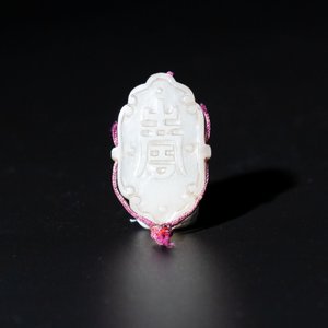 A small Chinese spinach-green jade covered box and two white jade pendants, 18/19th C. — photo 15