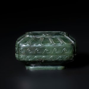 A small Chinese spinach-green jade covered box and two white jade pendants, 18/19th C. — photo 6