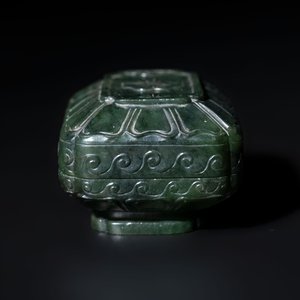 A small Chinese spinach-green jade covered box and two white jade pendants, 18/19th C. — photo 7