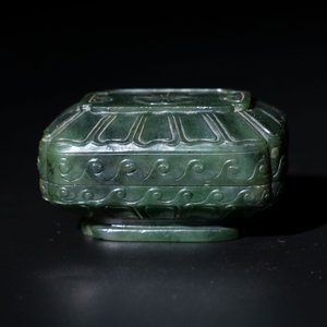 A small Chinese spinach-green jade covered box and two white jade pendants, 18/19th C. — photo 8