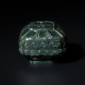 A small Chinese spinach-green jade covered box and two white jade pendants, 18/19th C. — photo 9