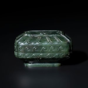 A small Chinese spinach-green jade covered box and two white jade pendants, 18/19th C. — photo 10