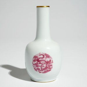 A small Chinese vase with dragon medallions, Daoguang mark, 20th C. — photo 3