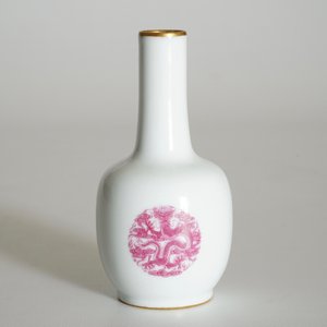 A small Chinese vase with dragon medallions, Daoguang mark, 20th C. — photo 6