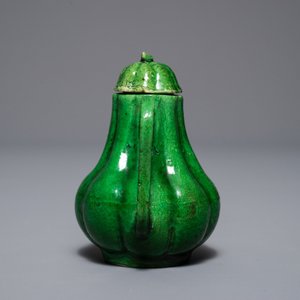 A small Chinese verte biscuit 'chrysanthemum' teapot and cover, Kangxi — photo 2