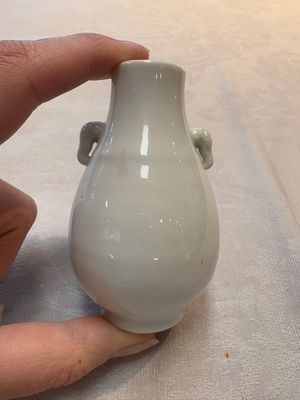 A small Chinese white-glazed 'Hu' vase, Qianlong — 照片 1