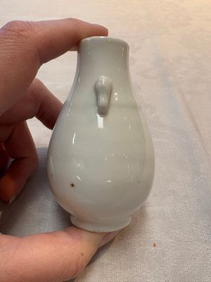 A small Chinese white-glazed 'Hu' vase, Qianlong — 照片 2