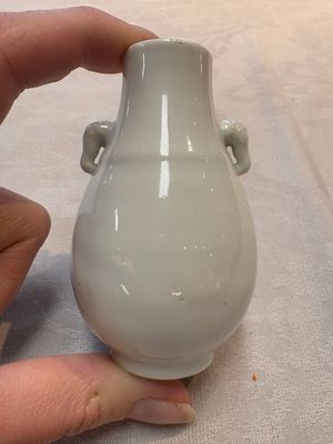 A small Chinese white-glazed 'Hu' vase, Qianlong — 照片 3