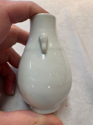 A small Chinese white-glazed 'Hu' vase, Qianlong — 照片 4