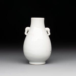 A small Chinese white-glazed 'Hu' vase, Qianlong — 照片 2