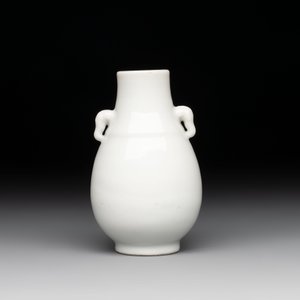 A small Chinese white-glazed 'Hu' vase, Qianlong — 照片 4