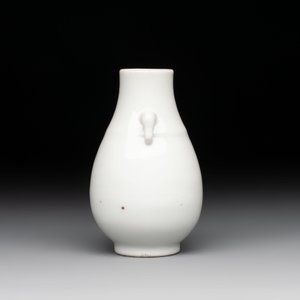 A small Chinese white-glazed 'Hu' vase, Qianlong — 照片 5