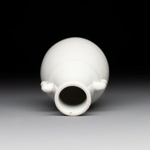 A small Chinese white-glazed 'Hu' vase, Qianlong — 照片 6