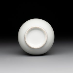 A small Chinese white-glazed 'Hu' vase, Qianlong — 照片 7